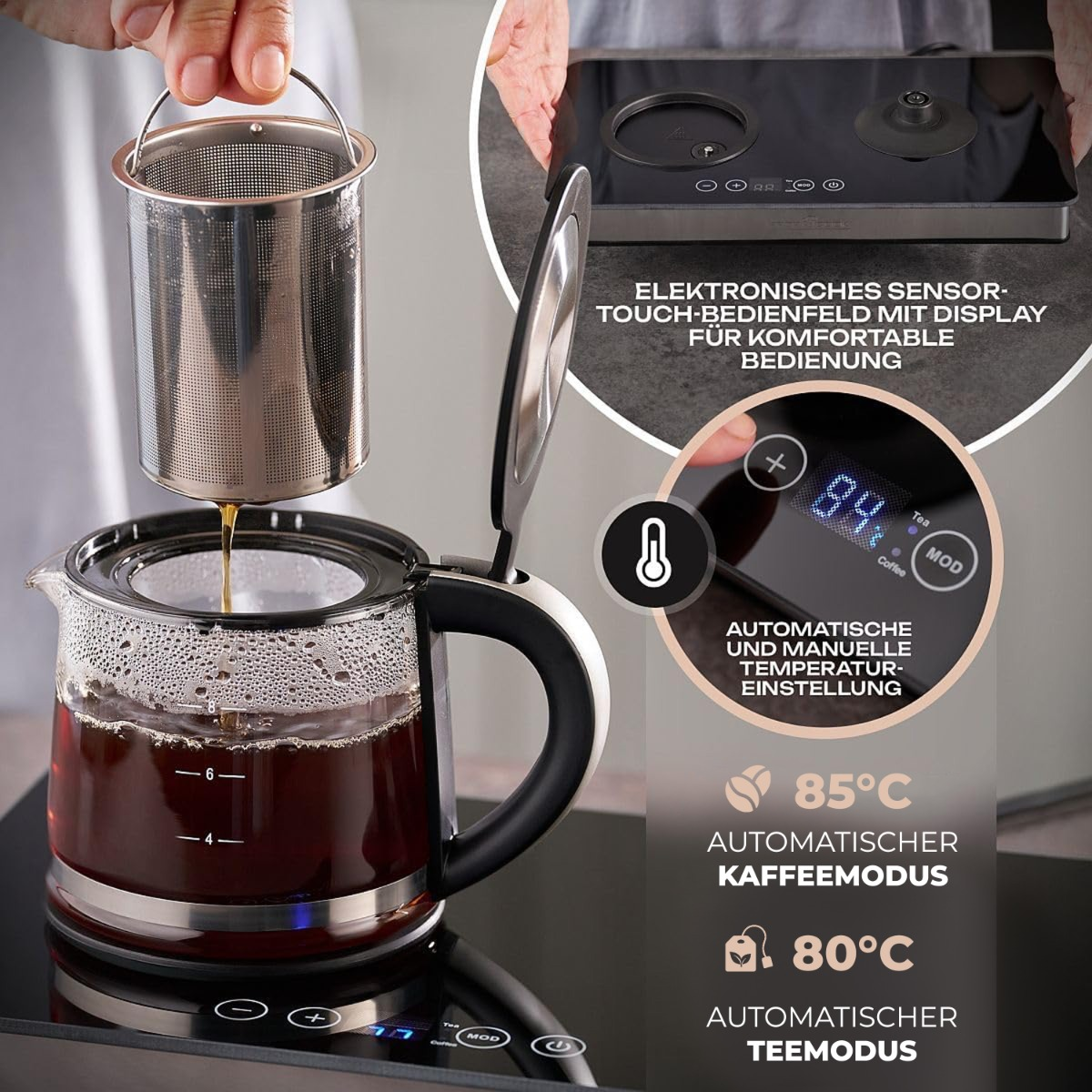 Szklany ekspres do herbaty na czarnej powierzchni. Temperatura wyświetlana jako 84 stopnie. Białe tło.