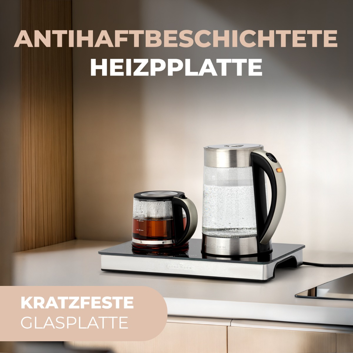 Srebrny czajnik i szklanka na płycie grzewczej, tekst na górze i na dole.