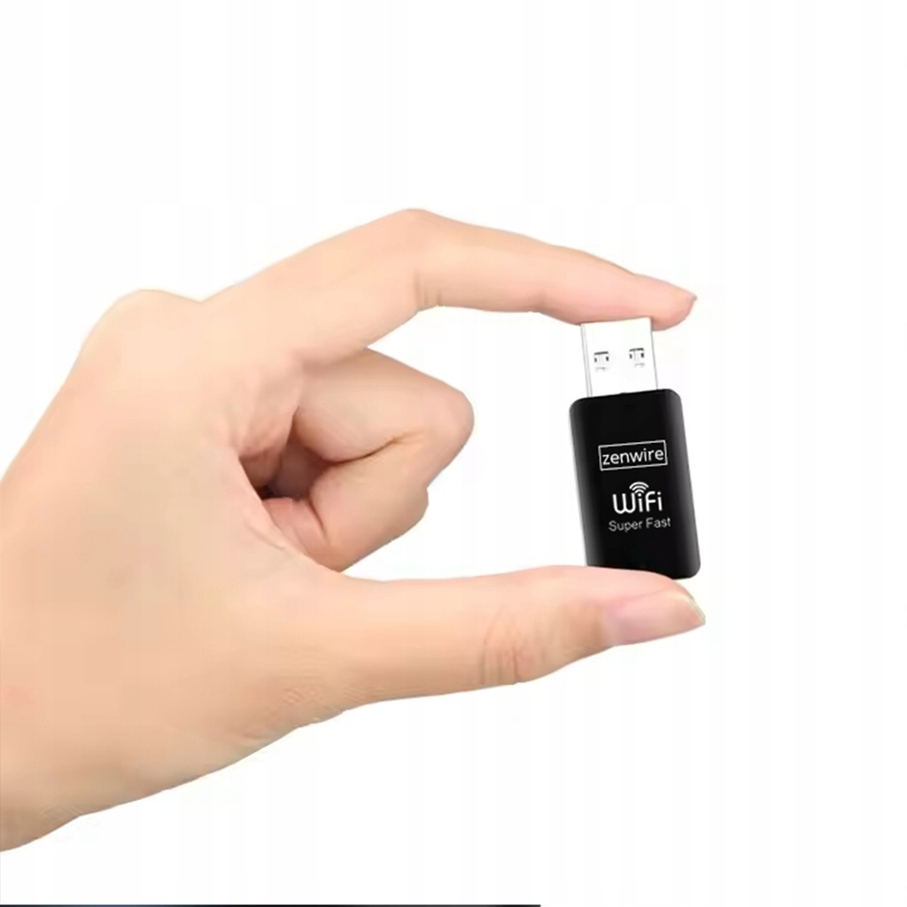 Dłoń trzymająca czarny adapter USB WiFi. Czarny adapter z logo zenwire i WiFi Super Fast.