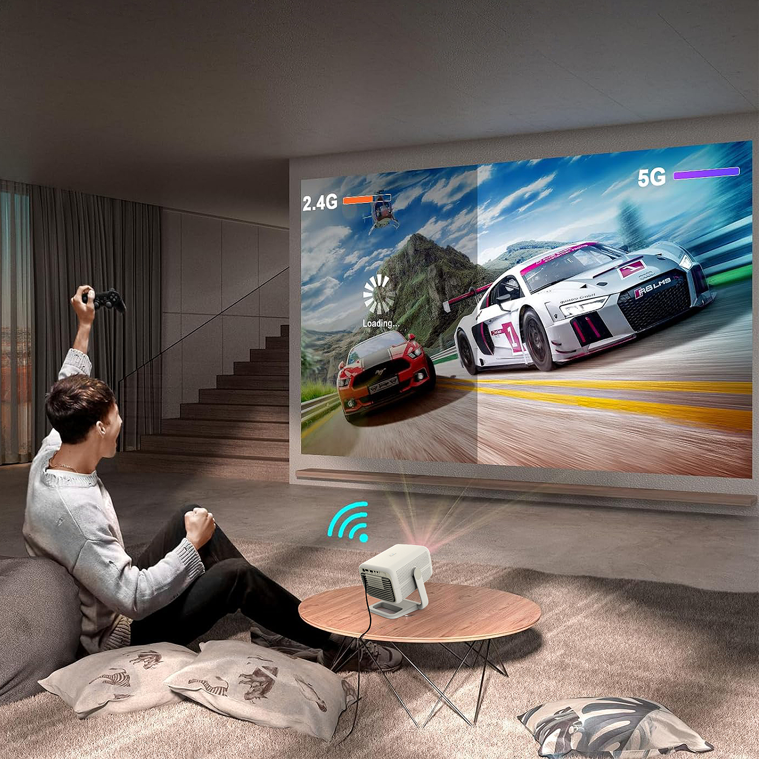 Mężczyzna gra w gry wideo z projektorem. Projektor na stole, pokazujący gry wyścigowe na ekranie.