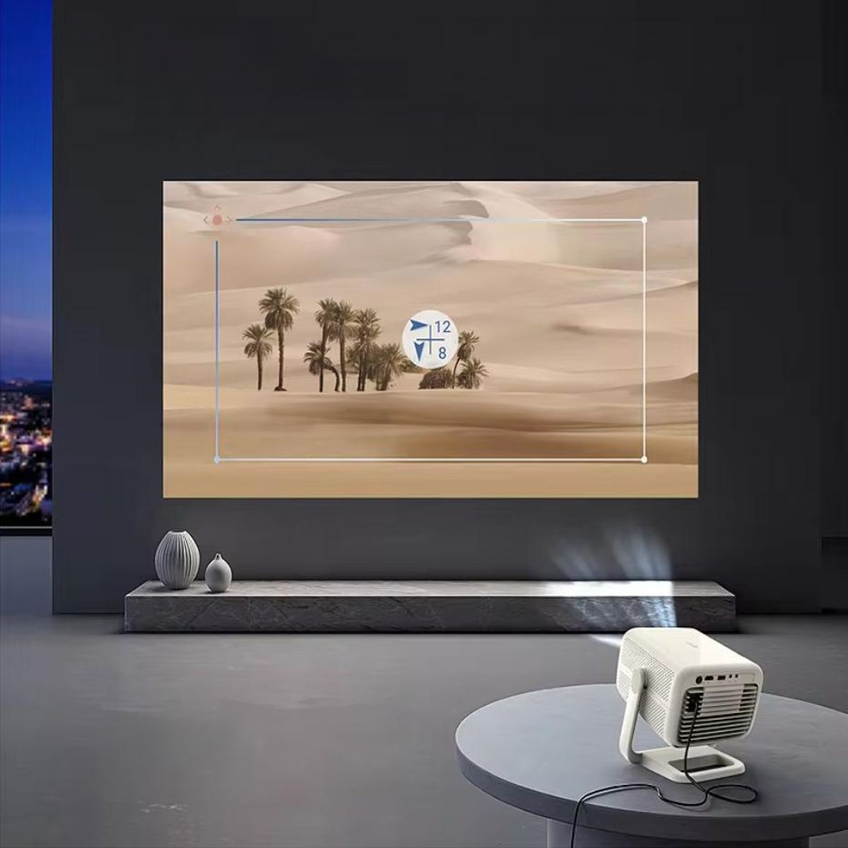Biały projektor wyświetlający scenę pustynną. Ekran pokazuje pustynię, palmy i skrzynkę pomiarową.