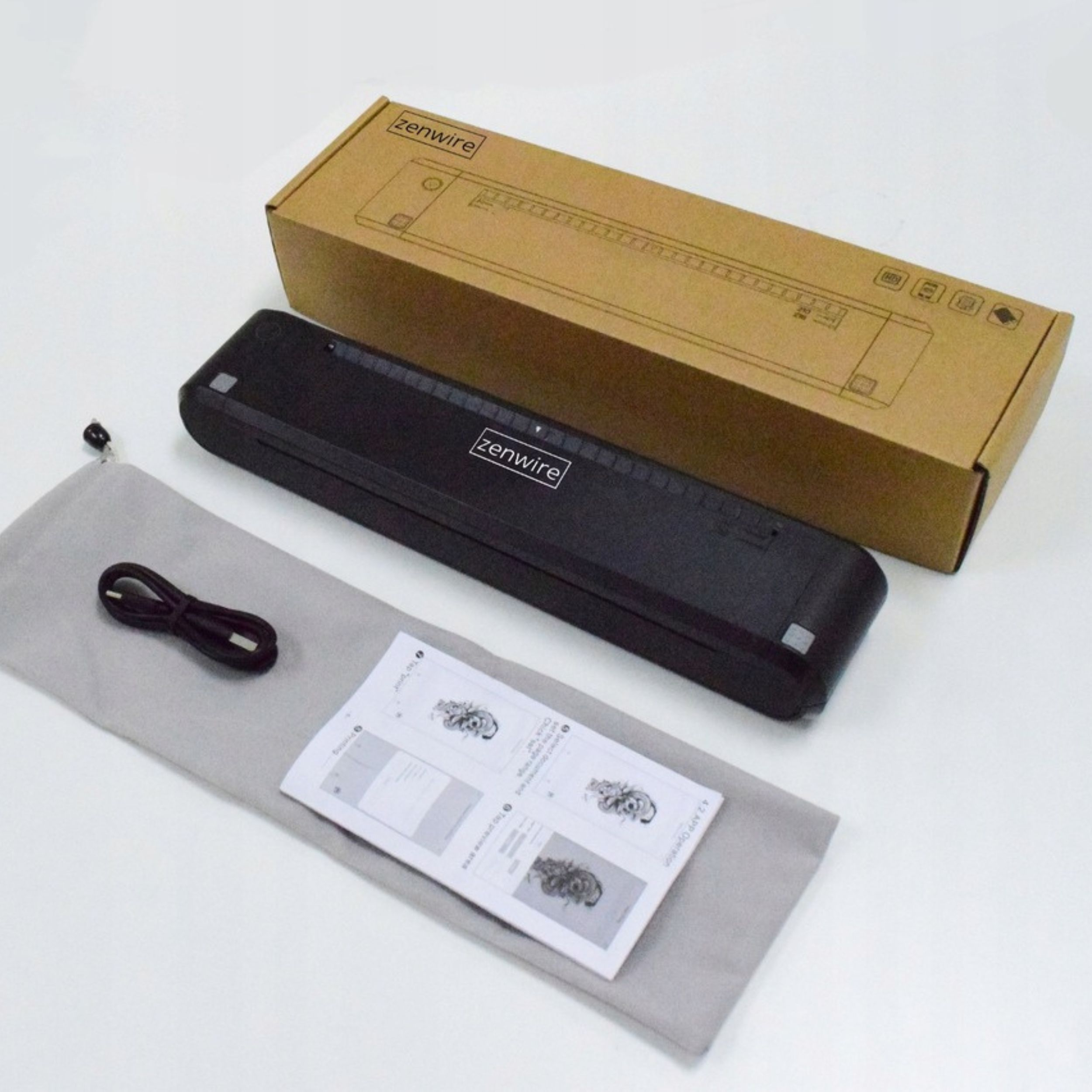 Czarna laminarka i akcesoria na białej powierzchni. Jest instrukcja.