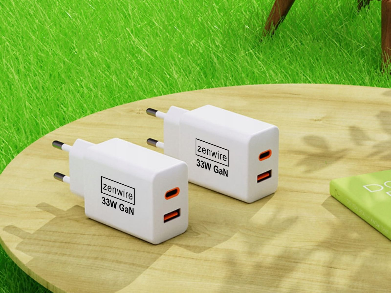Dwie białe ładowarki z napisem zenwire na drewnianym stole. Zielona trawa w tle.