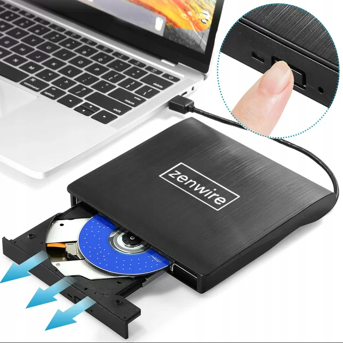 Zewnętrzny napęd DVD podłączony do laptopa. Palec naciska przycisk wysuwania. Niebieskie strzałki pokazują wysuwanie DVD.