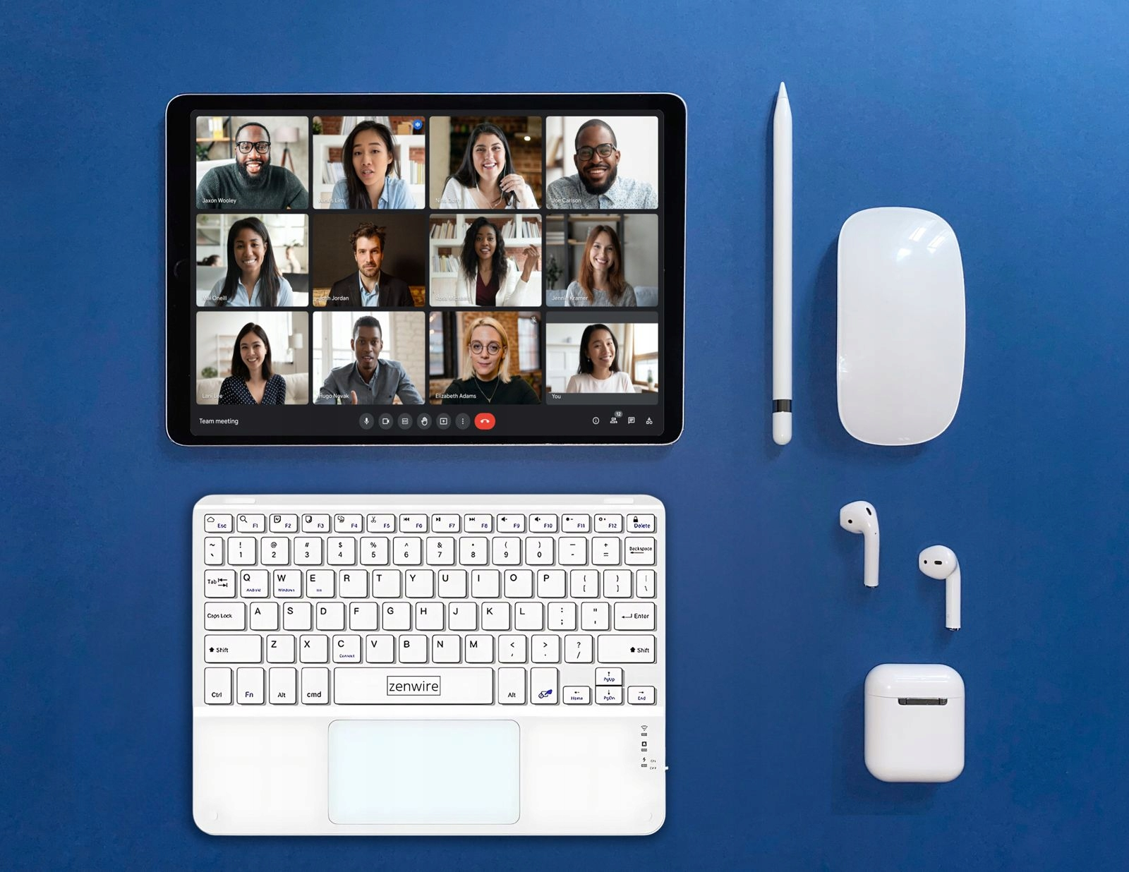 Tablet z wideorozmową, biała klawiatura, rysik, mysz, słuchawki i etui na niebieskim.
