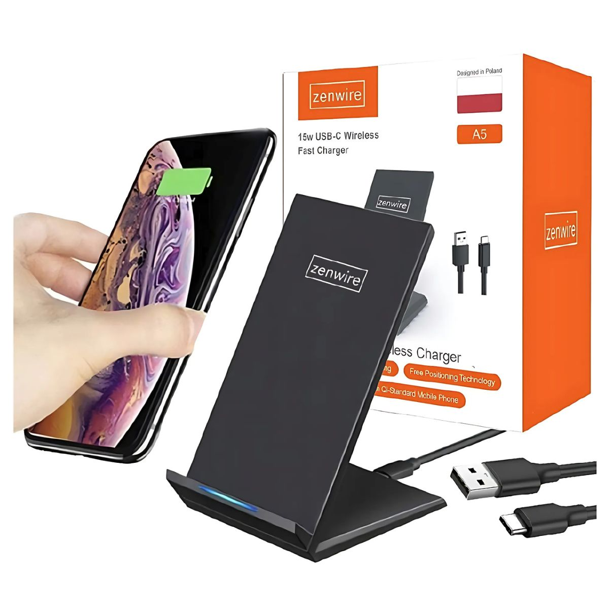 Osoba trzymająca telefon w pobliżu stacji ładującej. Telefon wyświetla ikonę ładowania. Opakowanie w pobliżu.