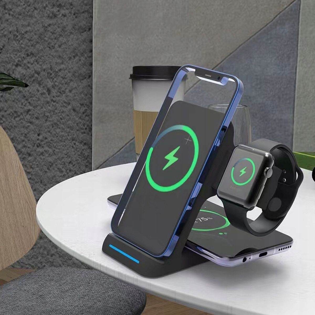 Stacja ładująca z telefonem i zegarkiem. Oba wyświetlają ikony ładowania. Widoczny jest szklanka.