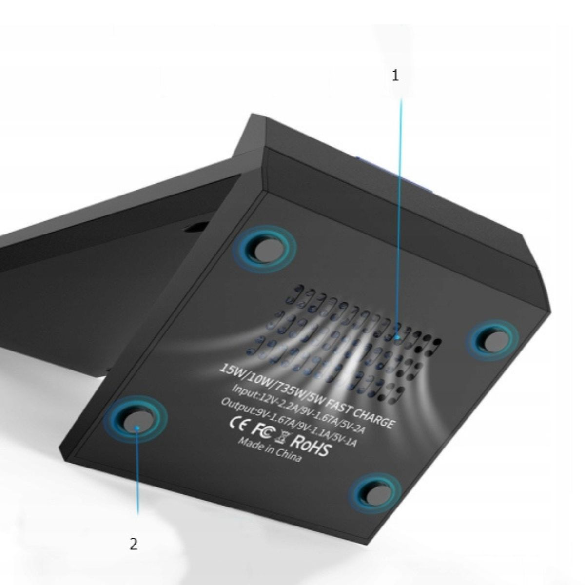 Spód czarnej bezprzewodowej stacji ładującej z otworami wentylacyjnymi i specyfikacjami, oznaczony numerami.