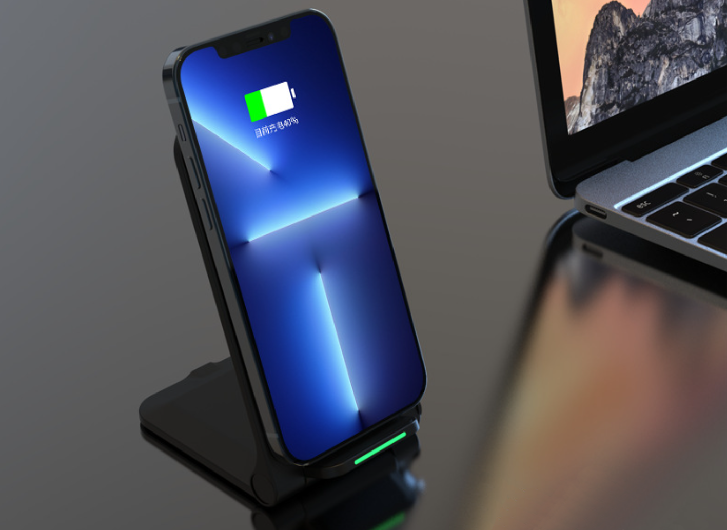 Czarny telefon ładujący się bezprzewodowo na czarnym stojaku, pokazujący 84% naładowania obok laptopa.