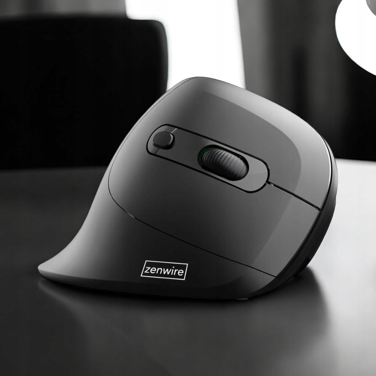 Czarna ergonomiczna mysz pionowa na czarnej powierzchni biurka, z logo Zenwire.