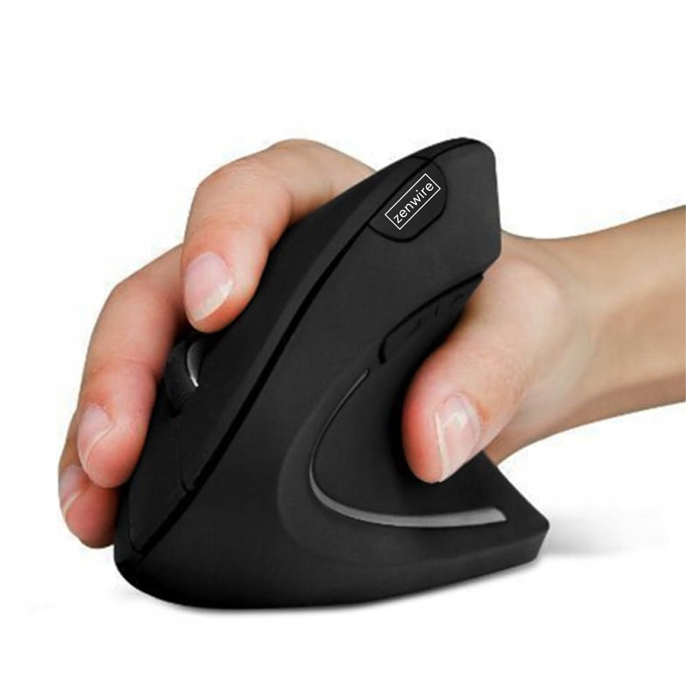Dłoń trzymająca czarną mysz pionową. Widoczne logo Zenwire z boku.