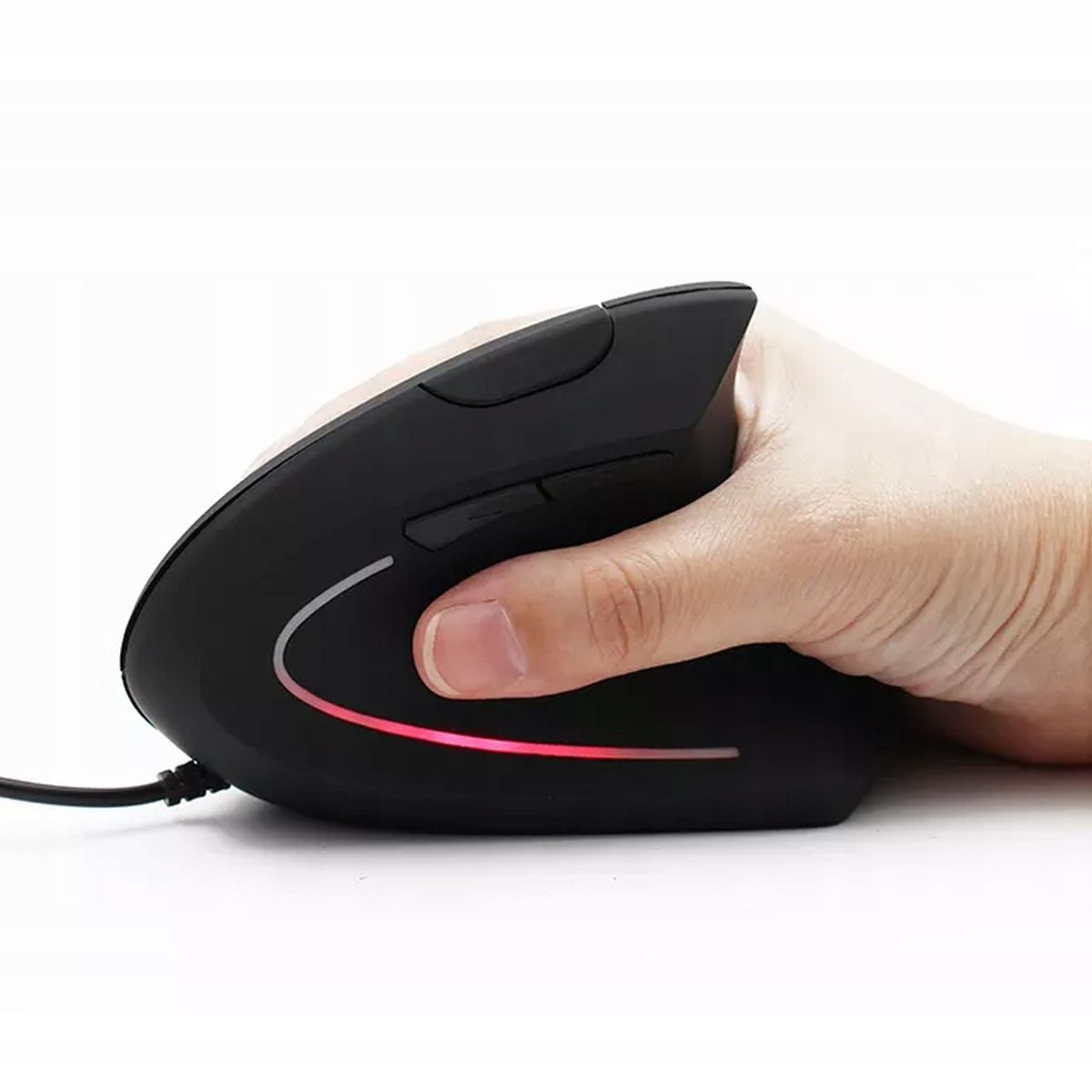 Dłoń trzymająca czarną mysz pionową z czerwonym światłem. Białe tło.