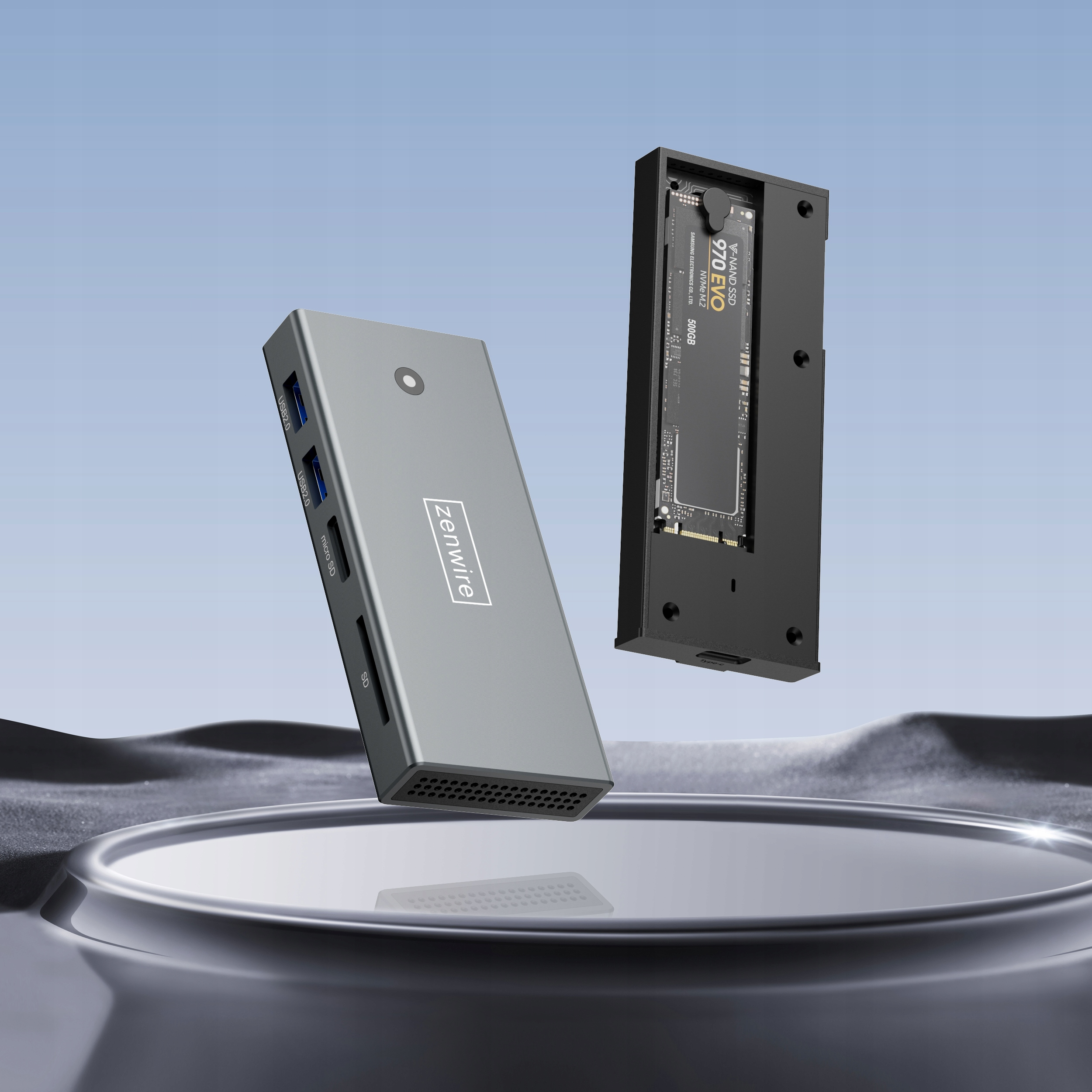 Szary hub Zenwire z dyskiem SSD M.2 i widocznymi portami. Hub jest zawieszony w powietrzu.