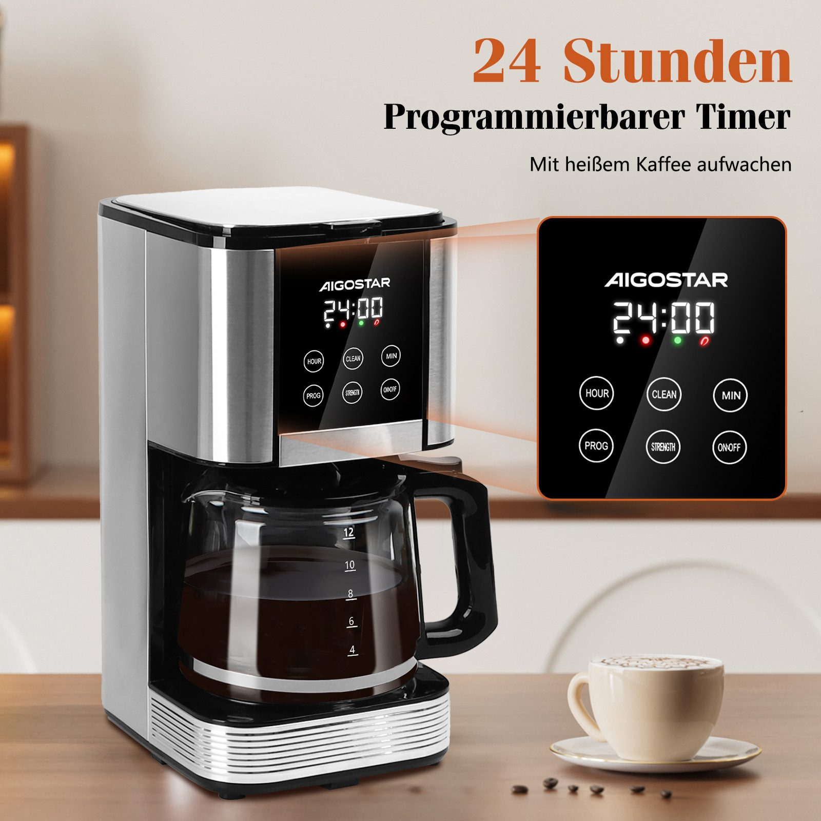 Cafetera plateada y negra con pantalla digital. La pantalla muestra la hora. Hay una taza de café presente.