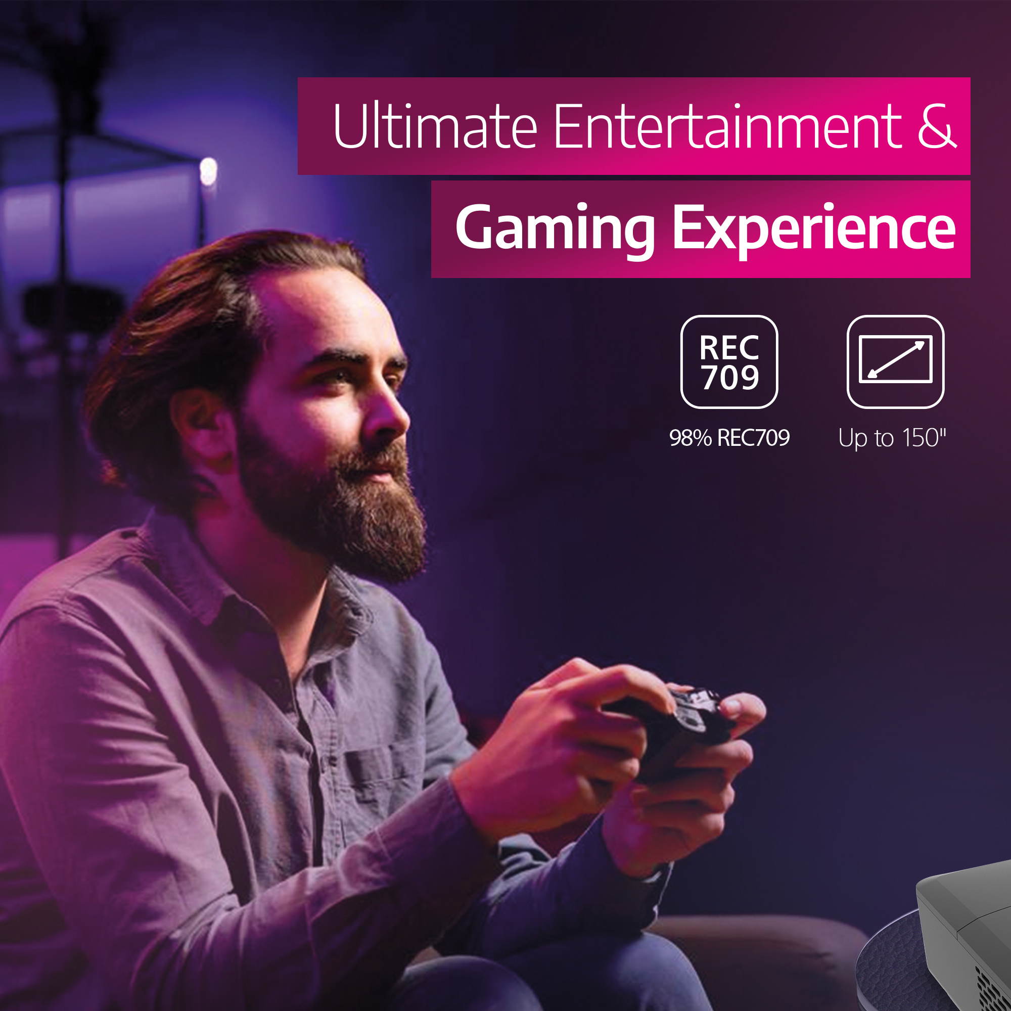 Man die een gamecontroller gebruikt, met een projector op de achtergrond. Entertainment- en game-ervaring.