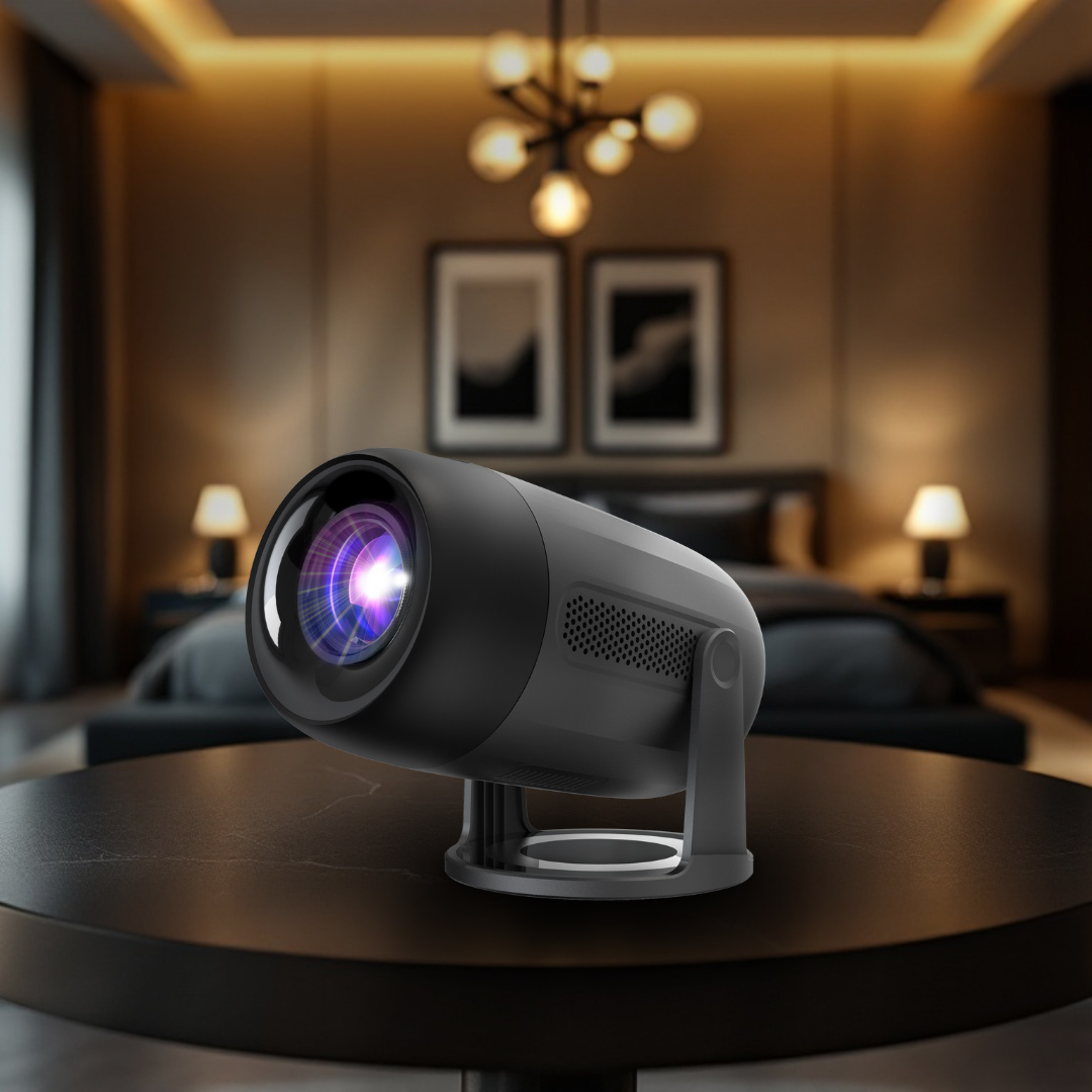 Projecteur noir avec lentille sur une table. Le fond présente une chambre.