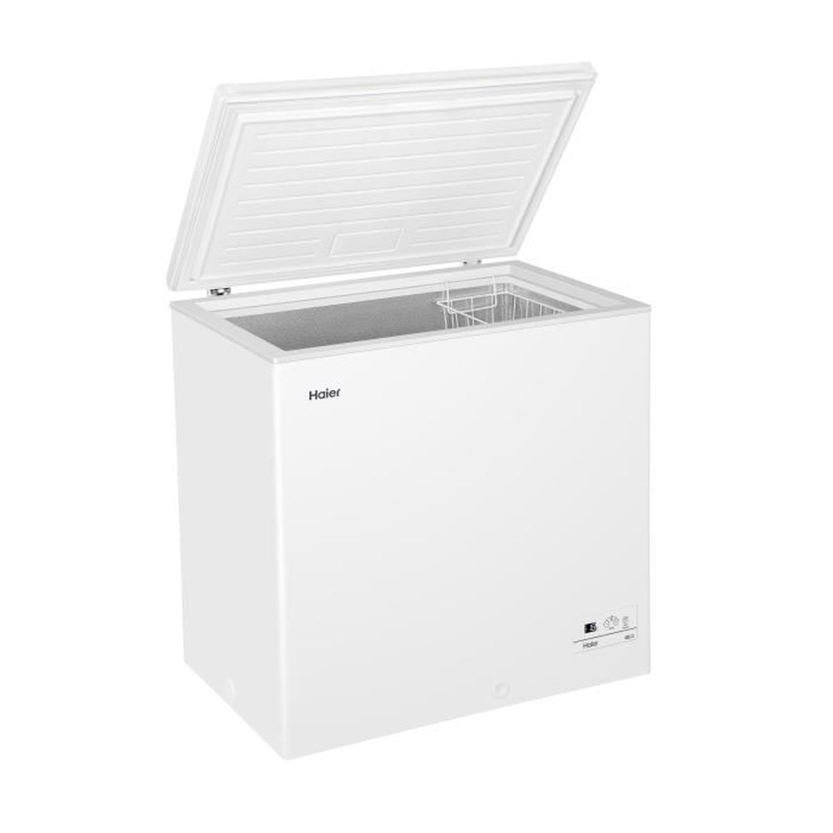 Congelatore a pozzo Haier bianco con coperchio aperto, rivelando l'interno e un cestello.