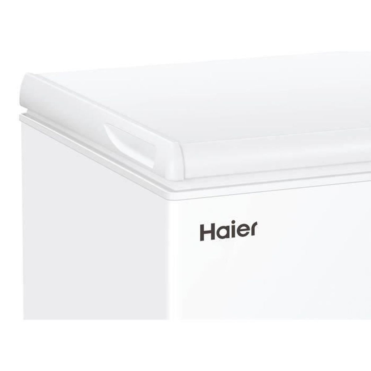 Congelatore Haier bianco. Il logo Haier è visibile sulla parte anteriore.