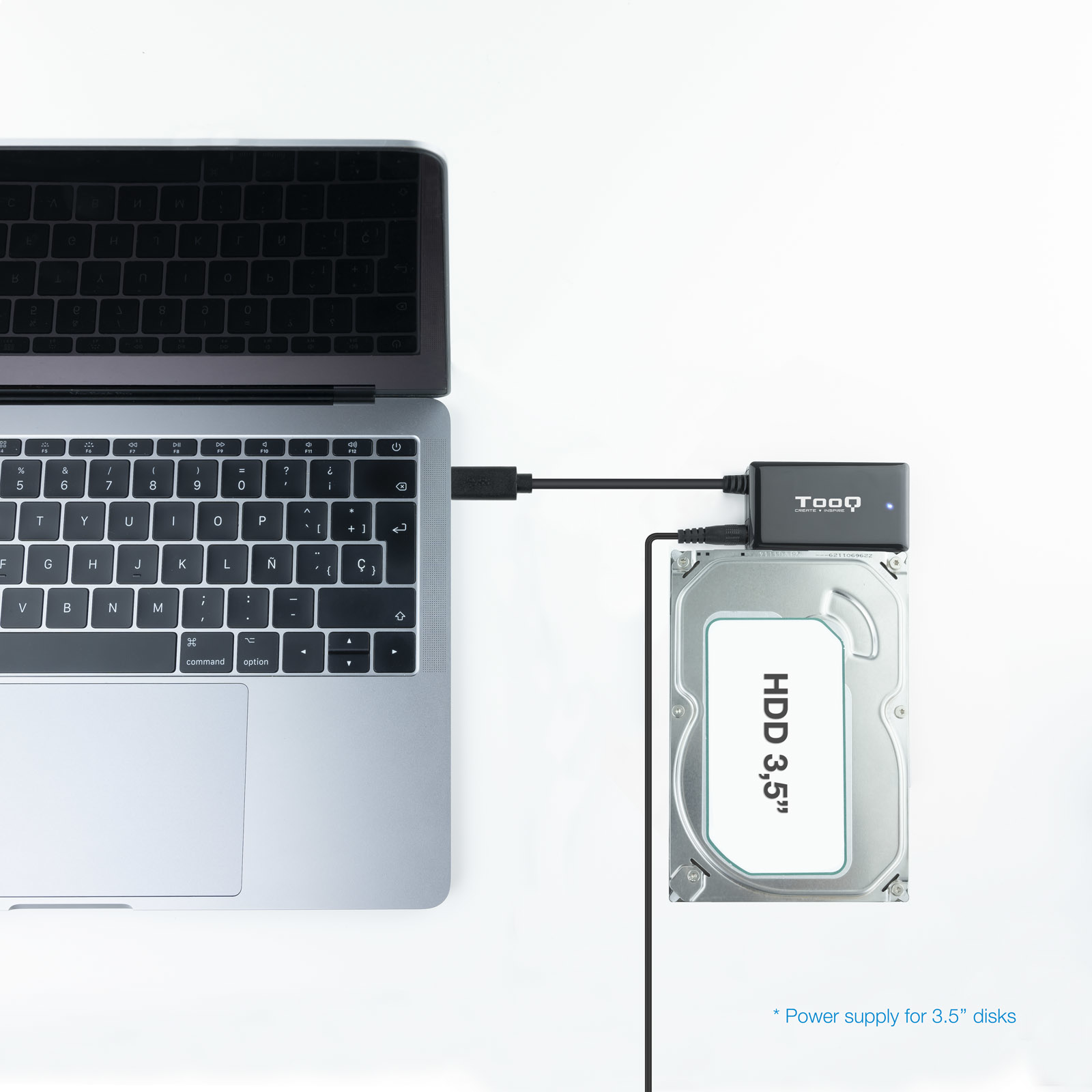 Laptop collegato a un alloggiamento per disco rigido. Il disco rigido è etichettato HDD 3,5".