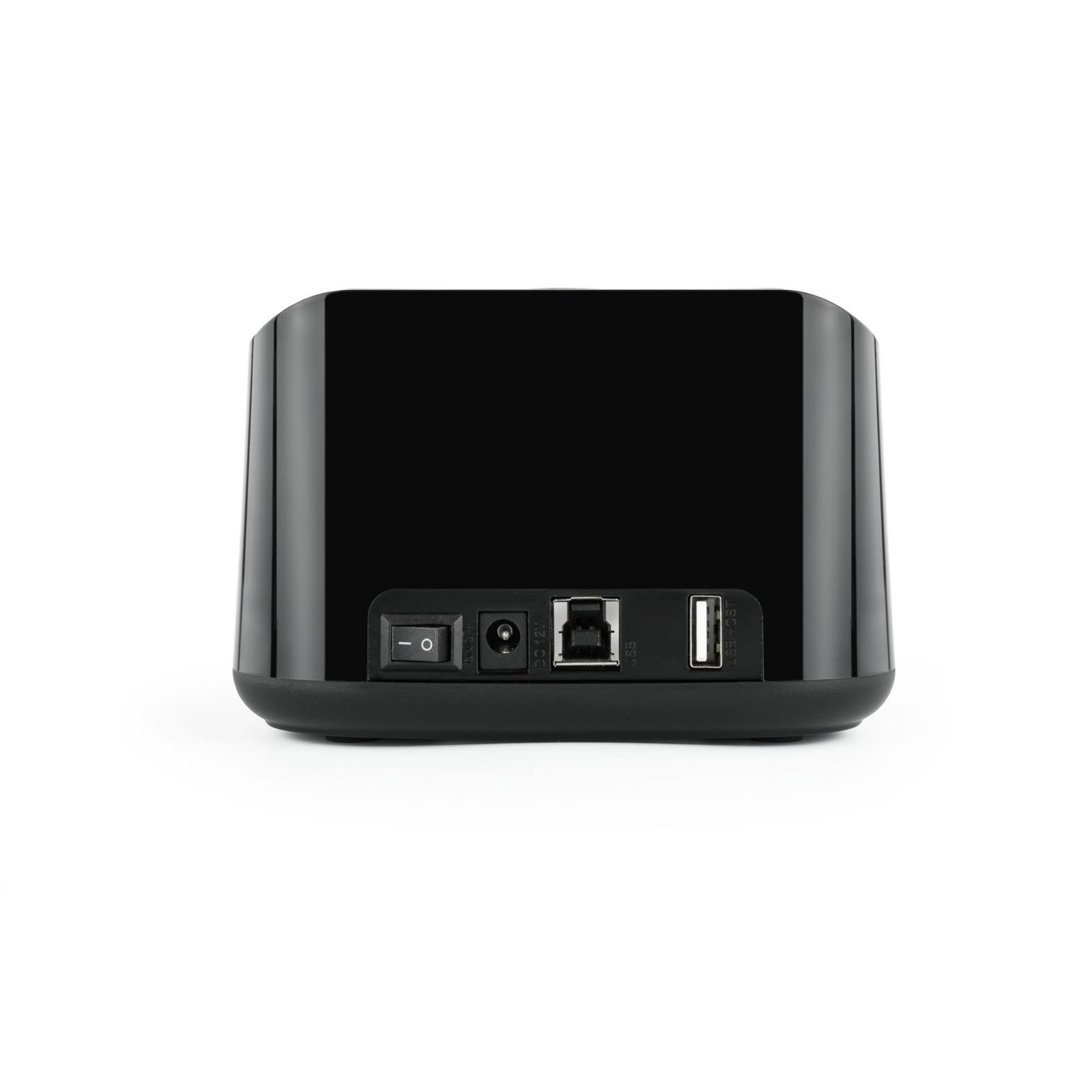 Dispositivo negro, puertos de alimentación, CC, ethernet y USB en la parte posterior.