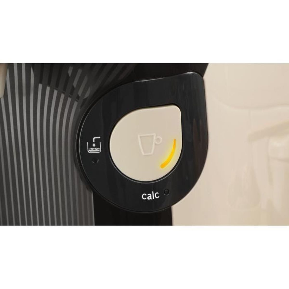 Zbliżenie przycisku ekspresu do kawy z ikoną filiżanki i wskaźnikiem calc.