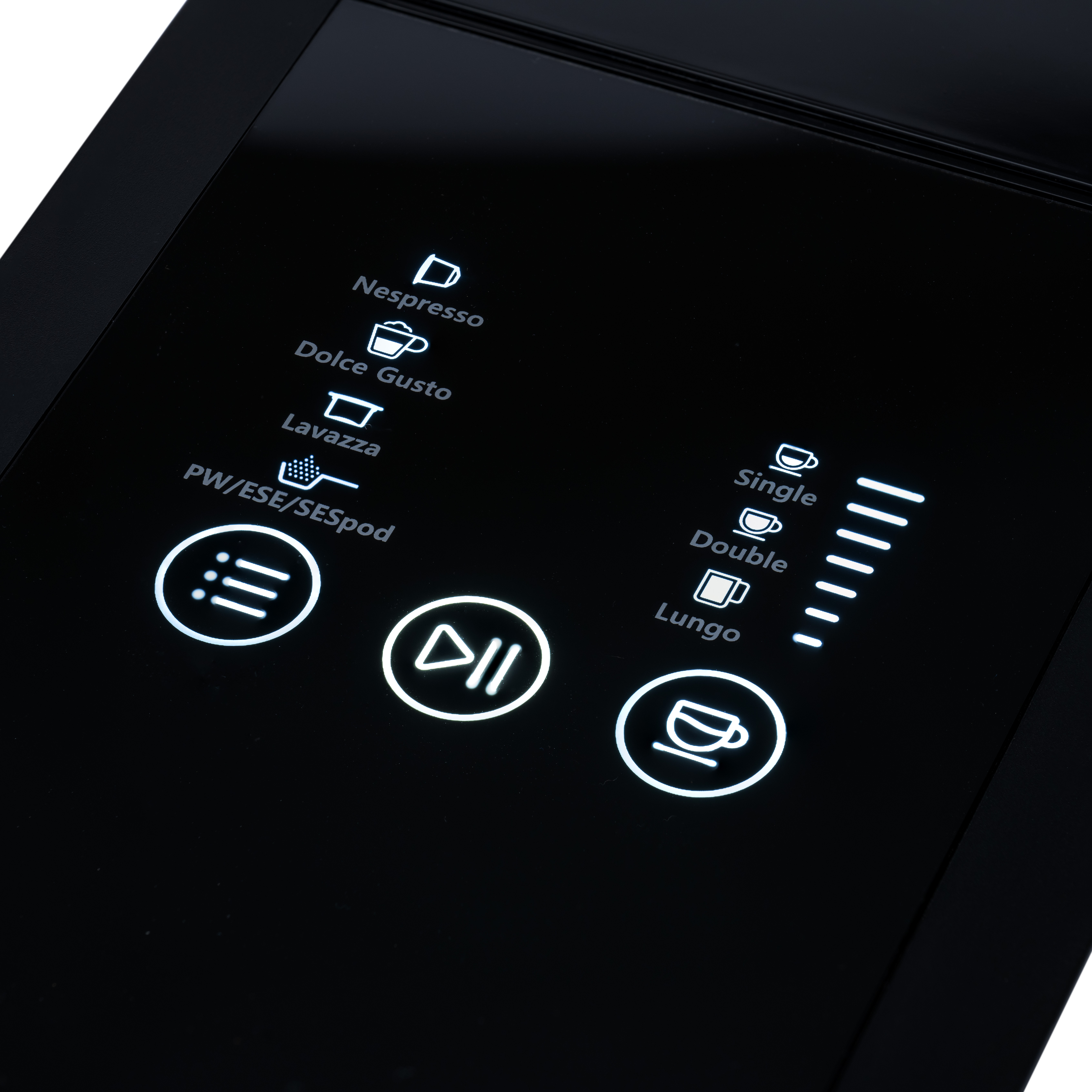 Zbliżenie panelu sterowania ekspresu do kawy. Dostępne są przyciski dla różnych rodzajów kawy.