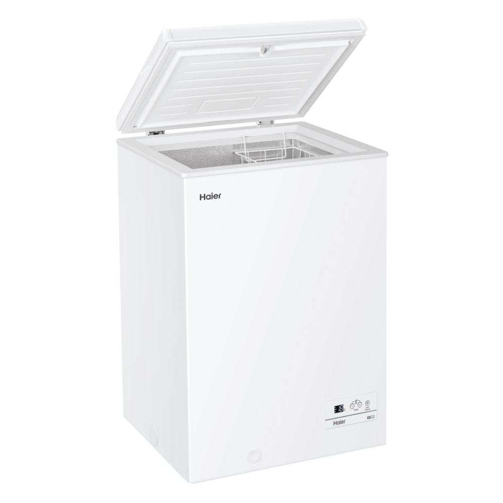 Congelador de arcón Haier blanco con tapa abierta e interior con cesta de alambre.