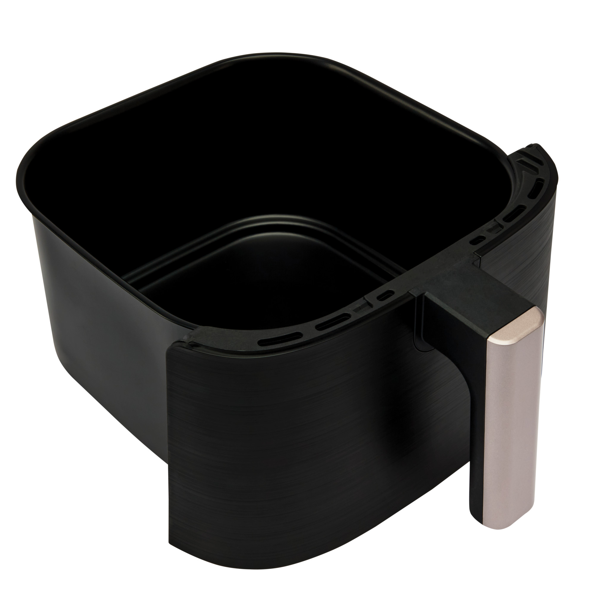Ein schwarzer Airfryer-Korb mit silbernem Griff vor weißem Hintergrund.