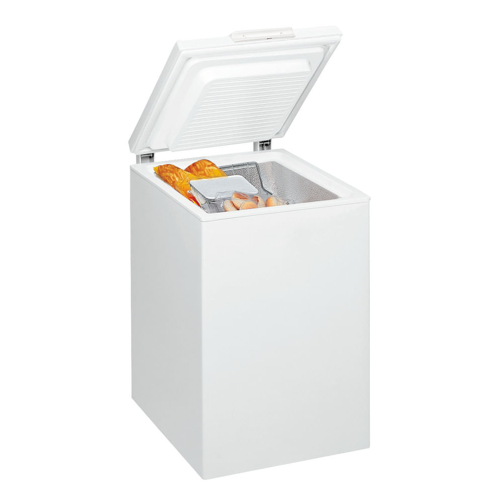 Un congelatore a pozzetto bianco con il coperchio aperto, contenente alimenti in un cestello.
