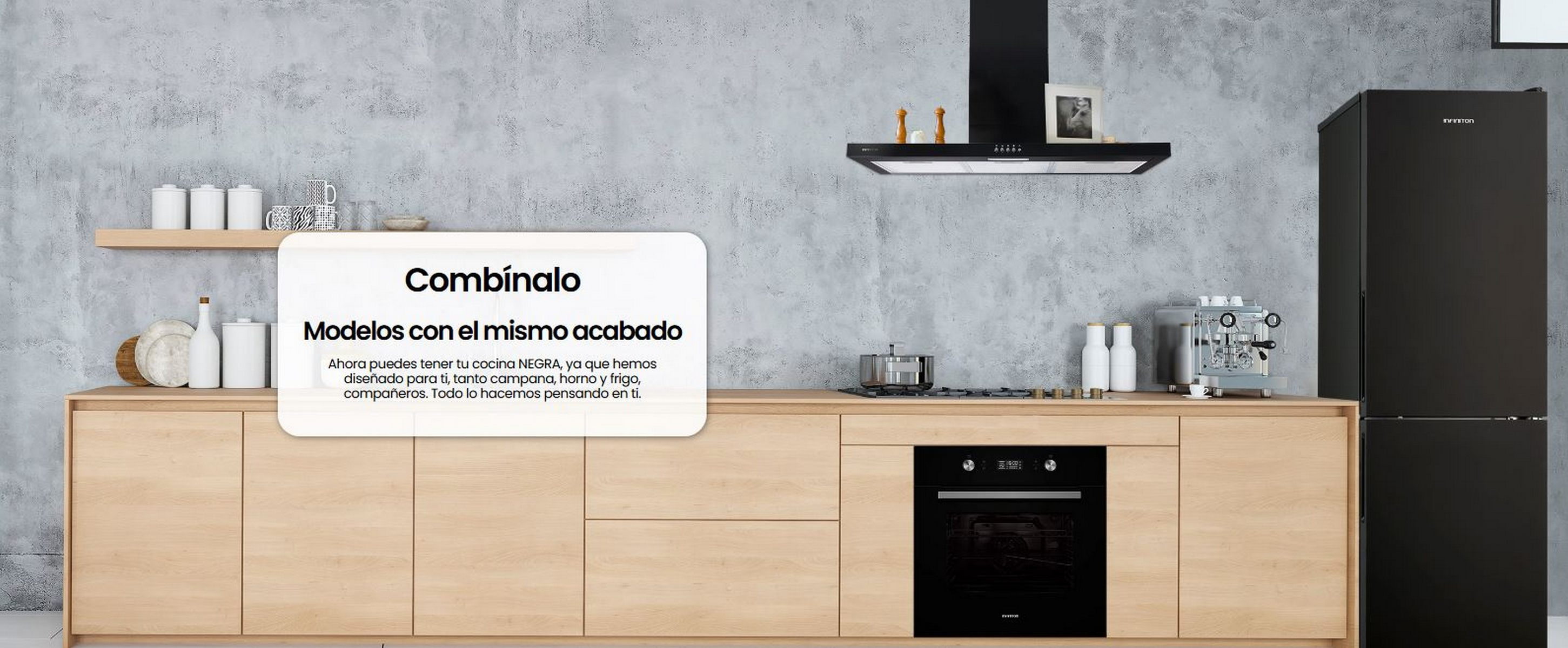 Escena de cocina con armarios de madera, nevera negra y horno. Texto: 'Combina con modelos'.