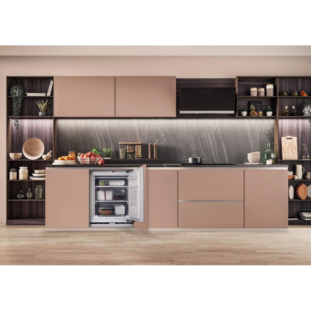 Cucina moderna con un congelatore aperto al centro. Sono presenti mobili e spazio sul bancone.