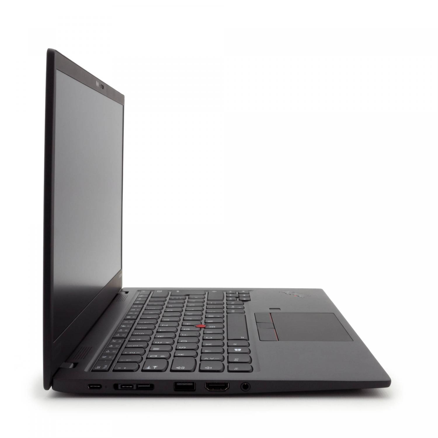 Schwarzer Laptop, offen, auf Weiß. Tastatur sichtbar, roter Trackpoint. Bildschirm dunkel, Seitenansicht.