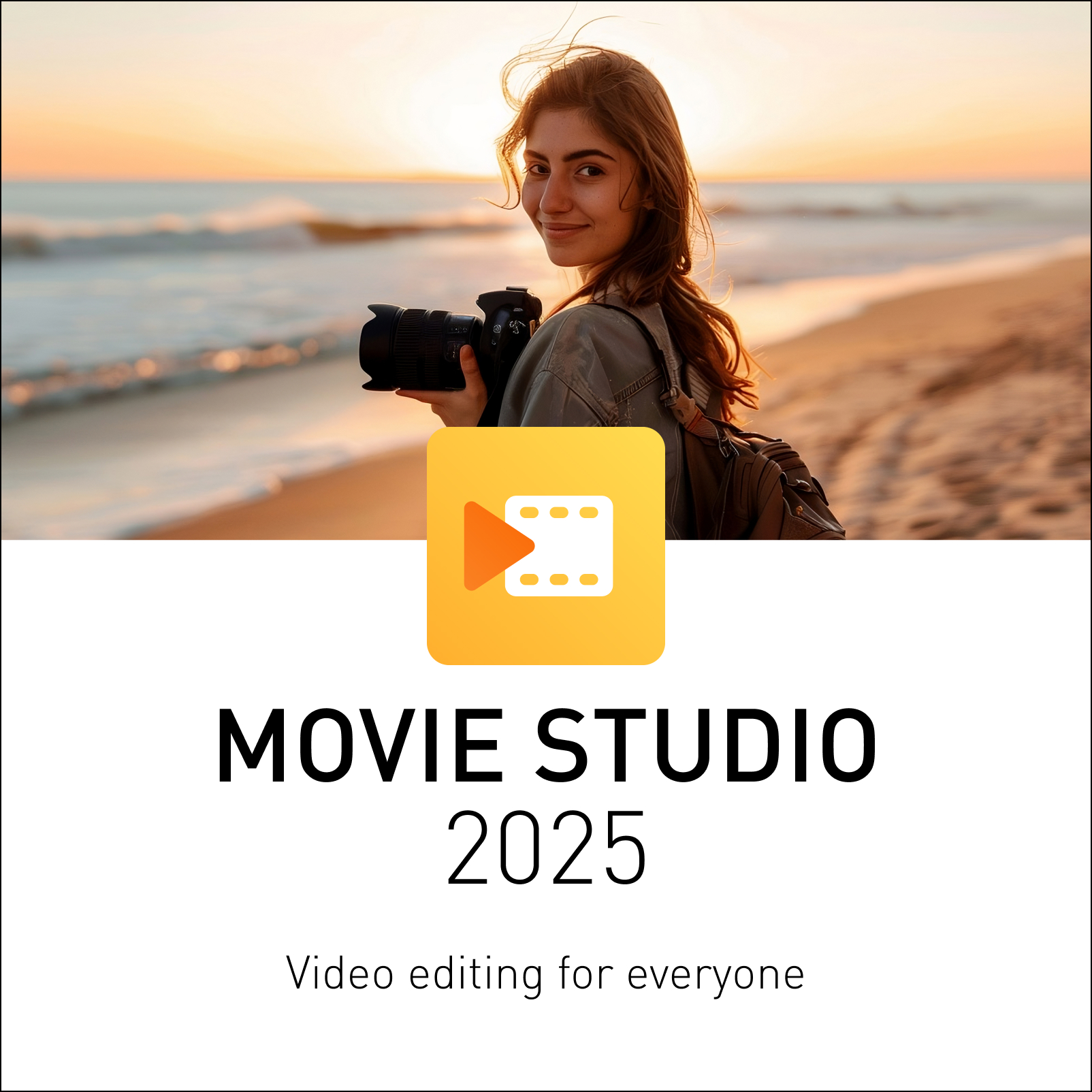 Donna su una spiaggia con una fotocamera. Logo con un pulsante di riproduzione. Testo: Movie Studio 2025. Montaggio video per tutti.