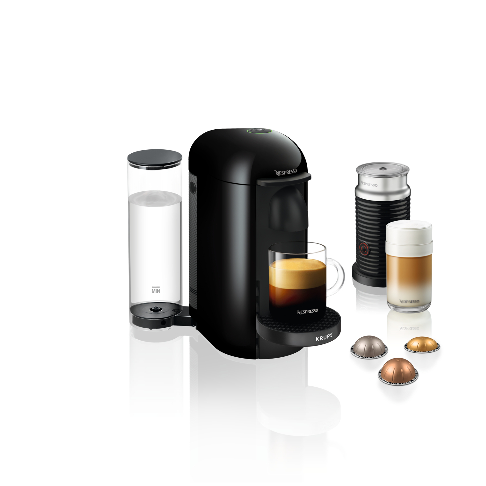 Macchina Nespresso nera con tazza di vetro, montalatte, capsule e serbatoio dell'acqua.