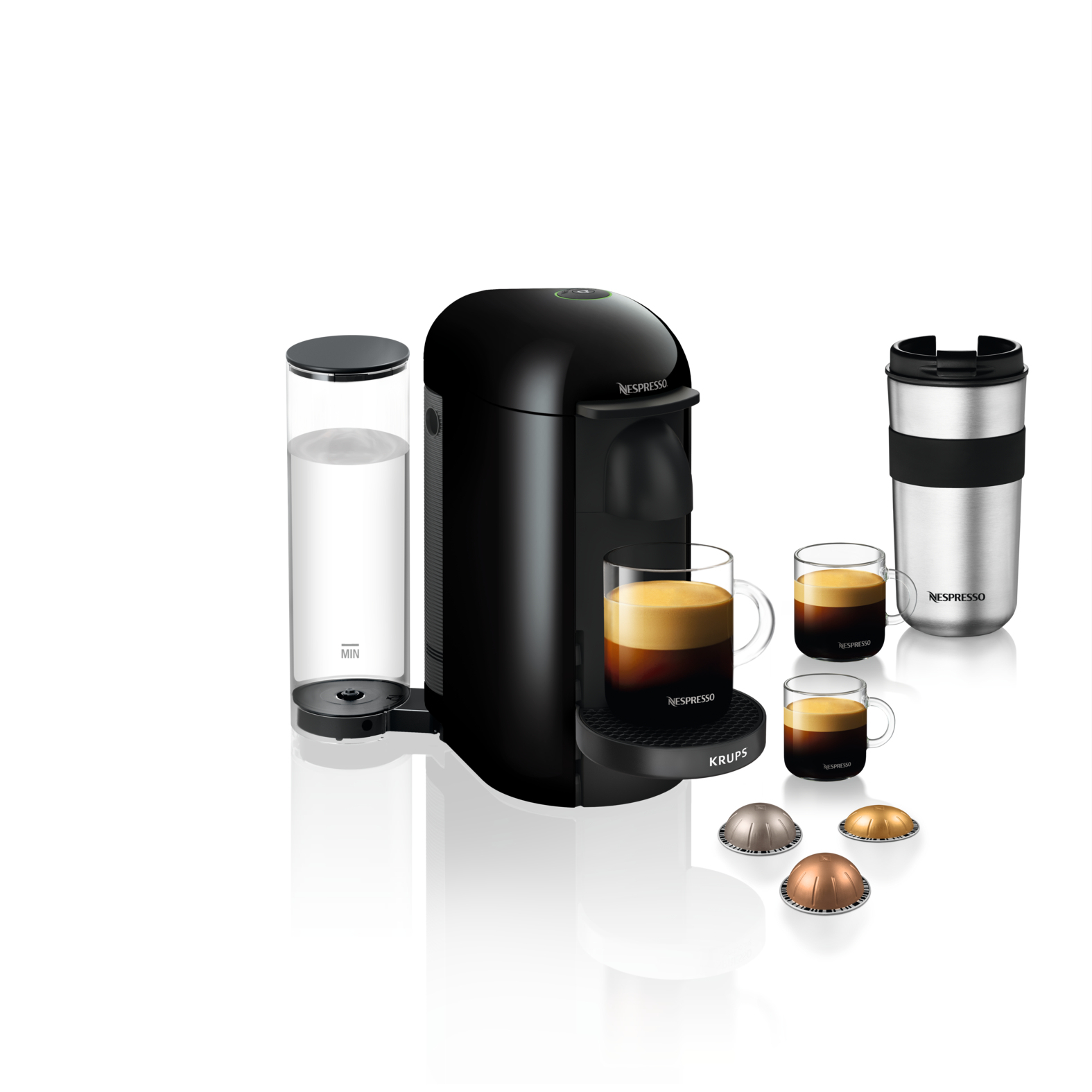 Macchina Nespresso nera con tazzine, caraffa d'acqua, tazza termica e capsule di caffè su sfondo bianco.