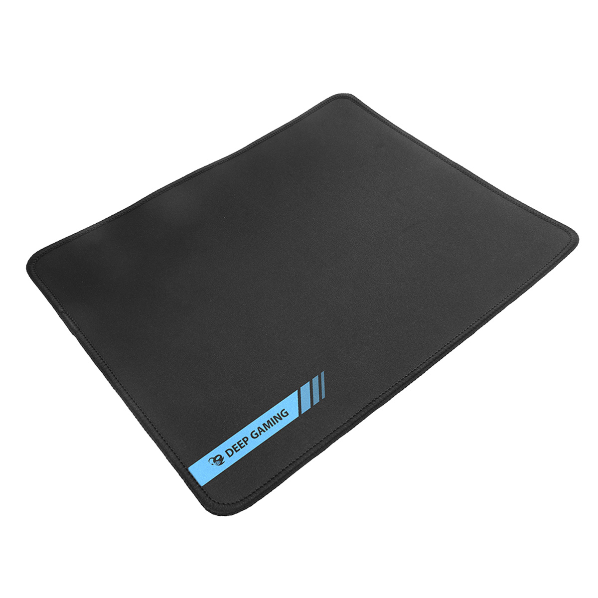 Czarna podkładka pod mysz z logo Deep Gaming w kolorze jasnoniebieskim. Jest prostokątna i na białej powierzchni.