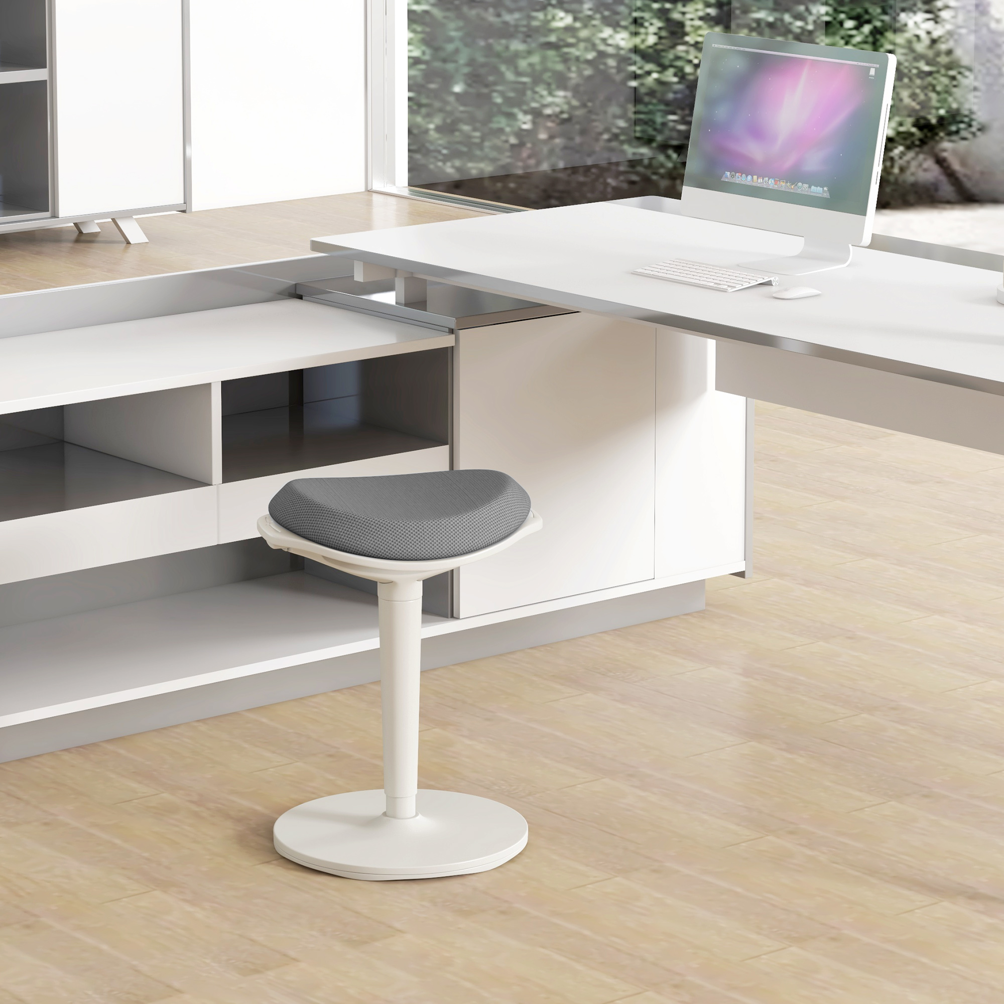 Ein weißes Büro mit weißem Schreibtisch und grauem Hocker. Ein Computerbildschirm steht auf dem Schreibtisch.