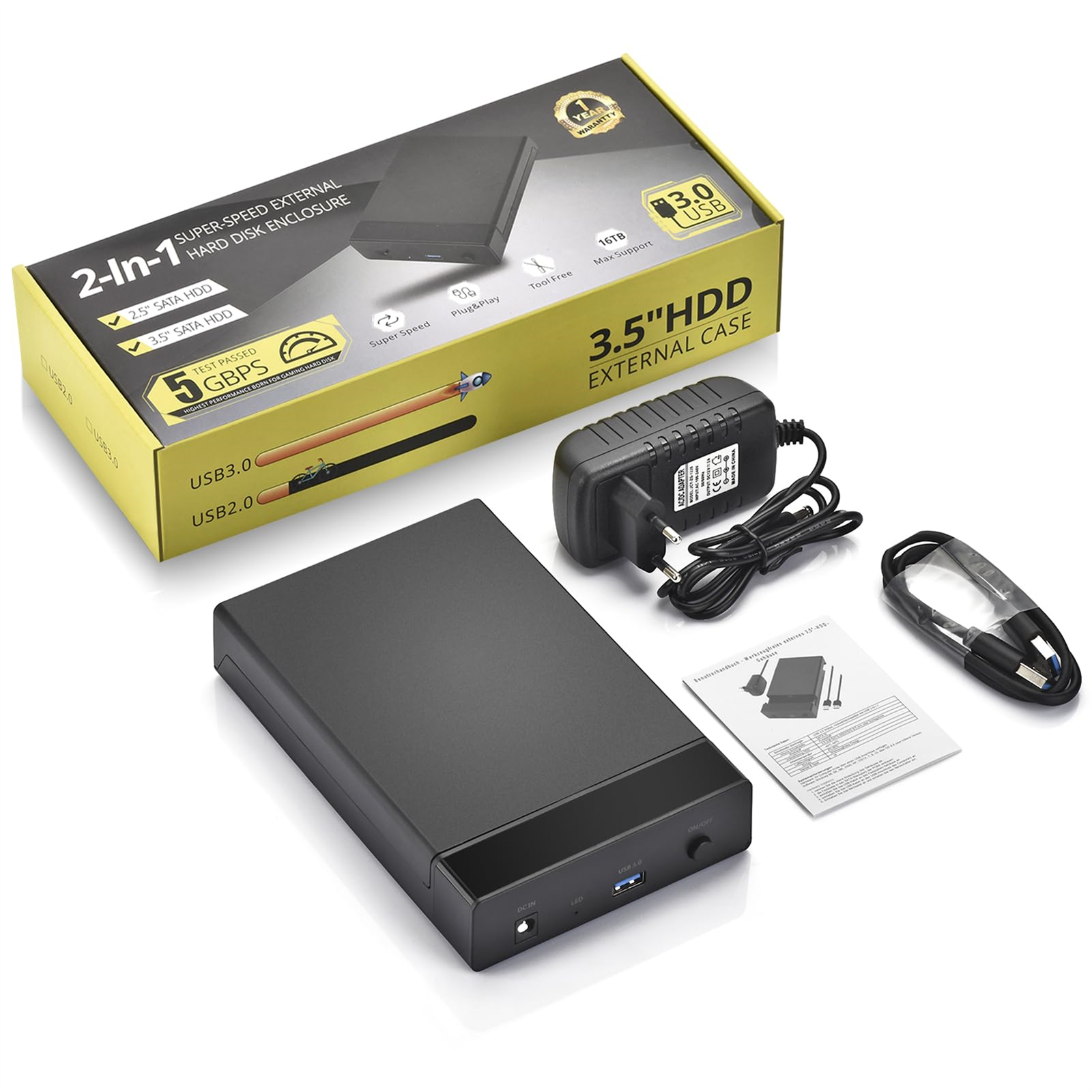 Eine schwarze externe Festplatte, Netzteil, Kabel und eine Box auf weißem Hintergrund.