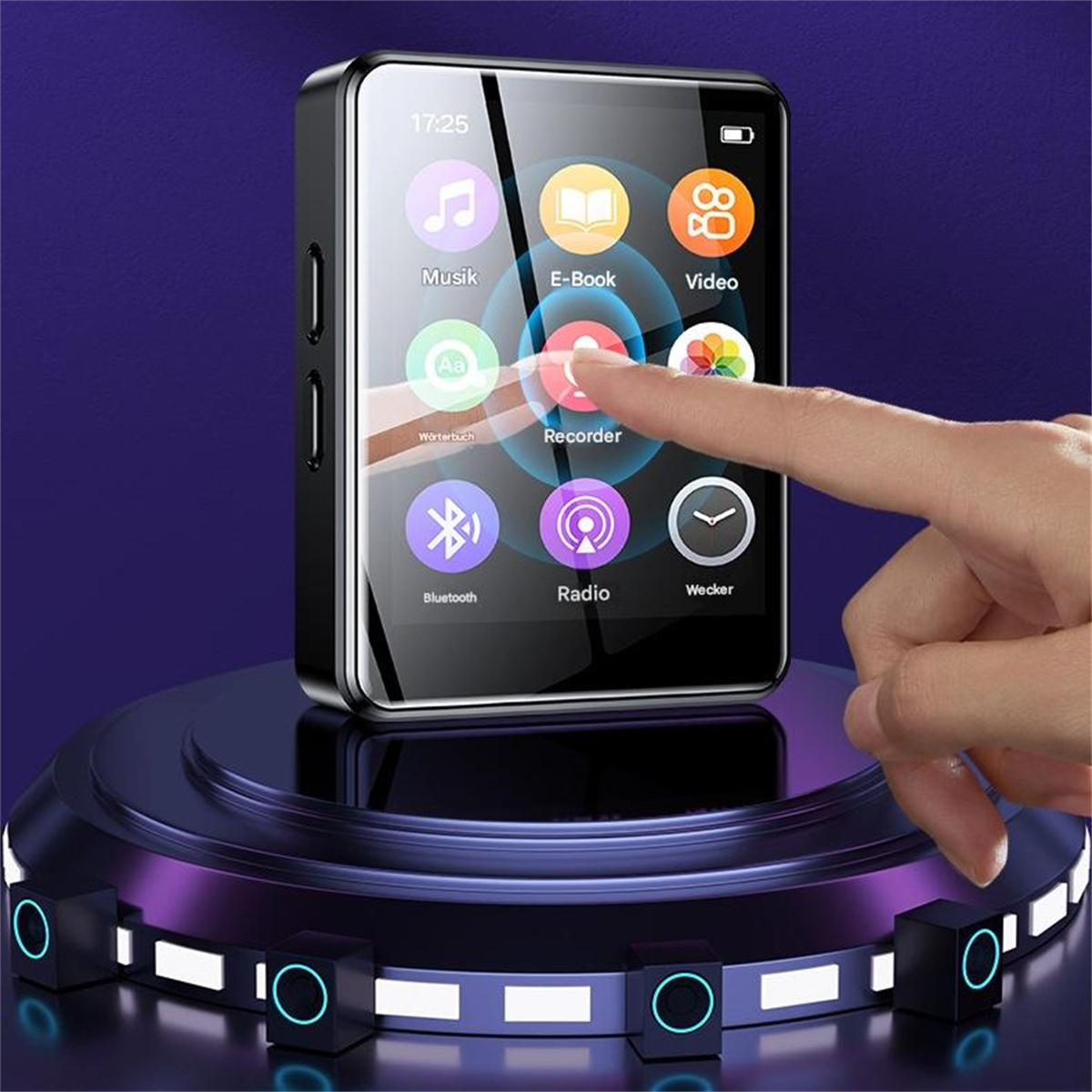 Schwarzer MP3-Player mit Touchscreen, Finger drückt eine Taste.