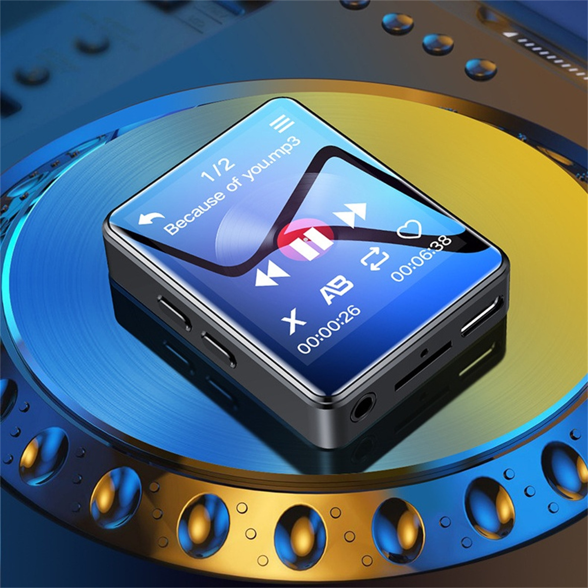 Kleiner, rechteckiger MP3-Player. Display zeigt Songinfo und Steuerung. Blau und Metallic.