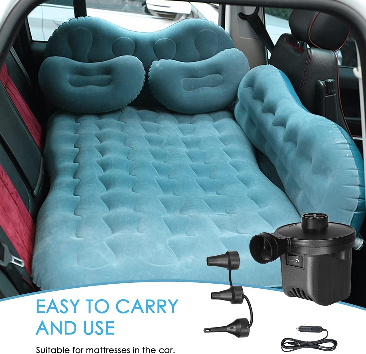 Blaue aufblasbare Auto-Matratze mit Kopfstützen, eine schwarze Luftpumpe und Zubehör in einem Auto.
