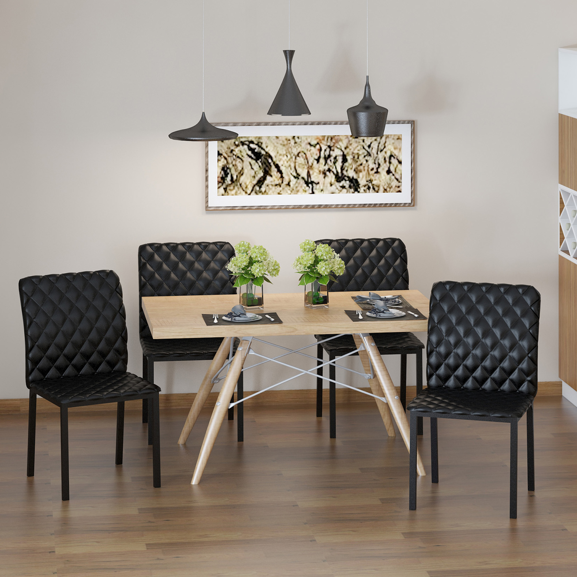 Esszimmer-Szene mit Holztisch und vier schwarzen Stühlen. Pflanzen, Kunstwerk und Hängelampen.