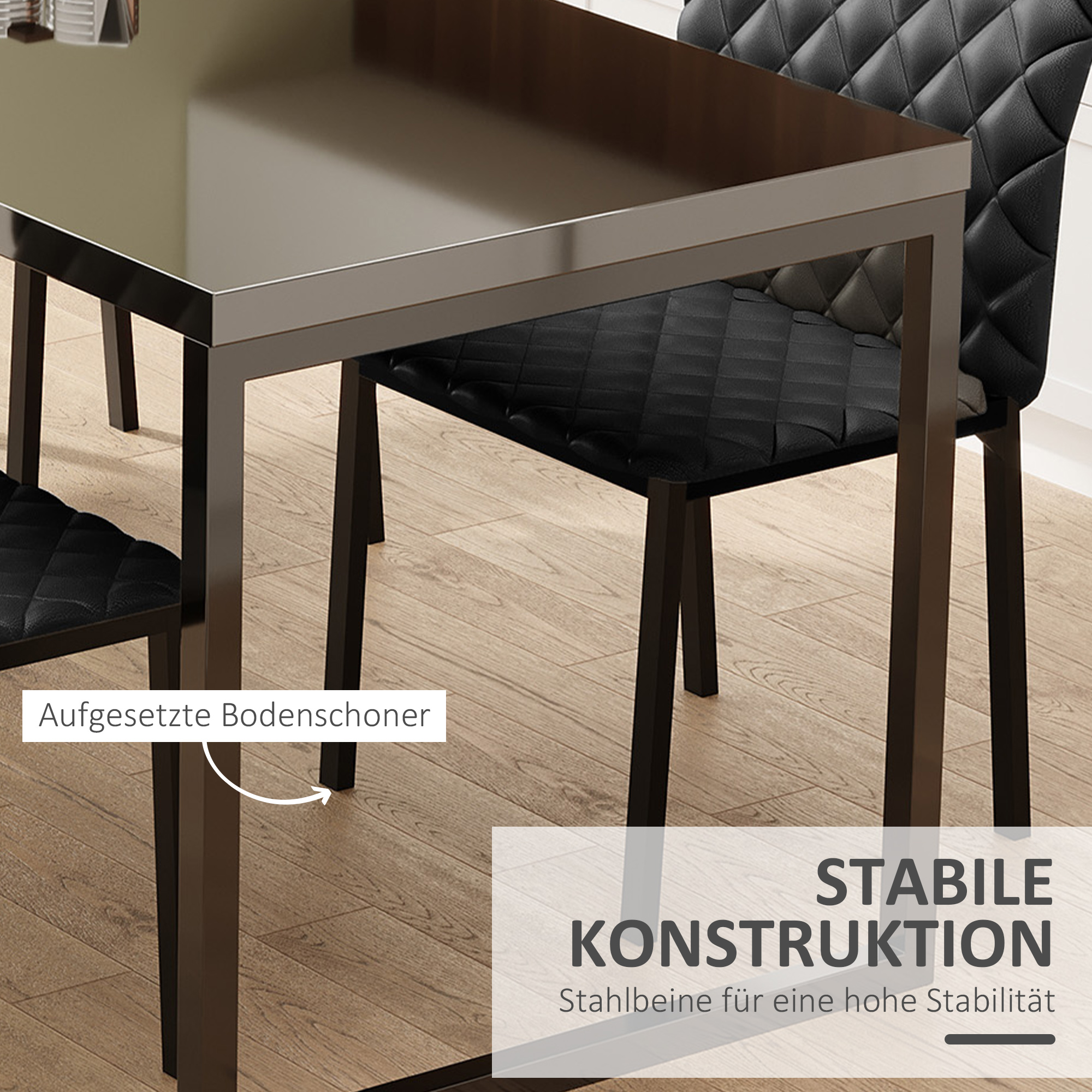 Esstisch und Stühle. Schwarzer Tisch mit schwarzen Stühlen. Text weist auf Bodenschoner hin.
