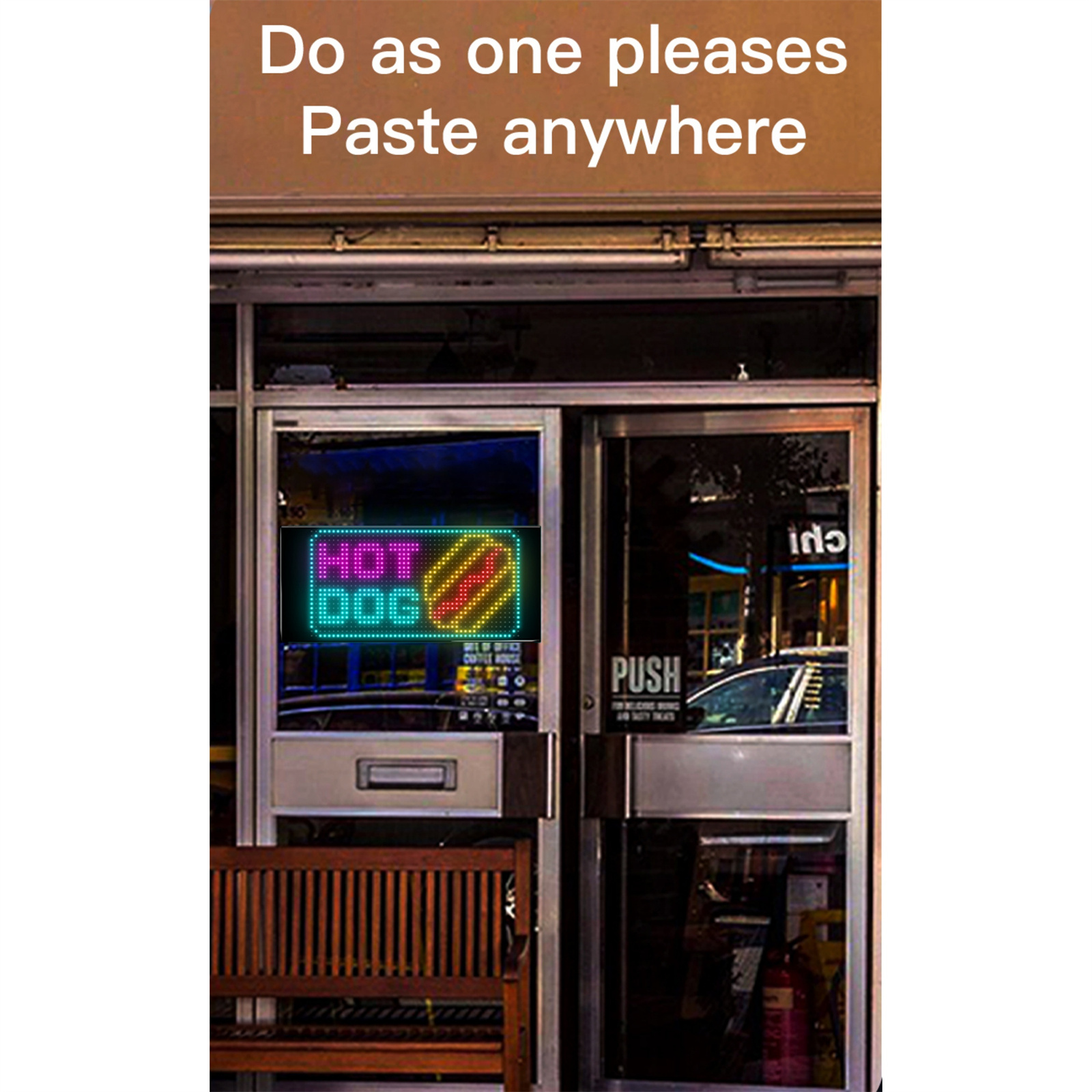 Ein Restaurant-Eingang mit einem "HOT DOG"-Schild. Eine Bank steht davor. Glastüren und Reflexionen sind sichtbar.