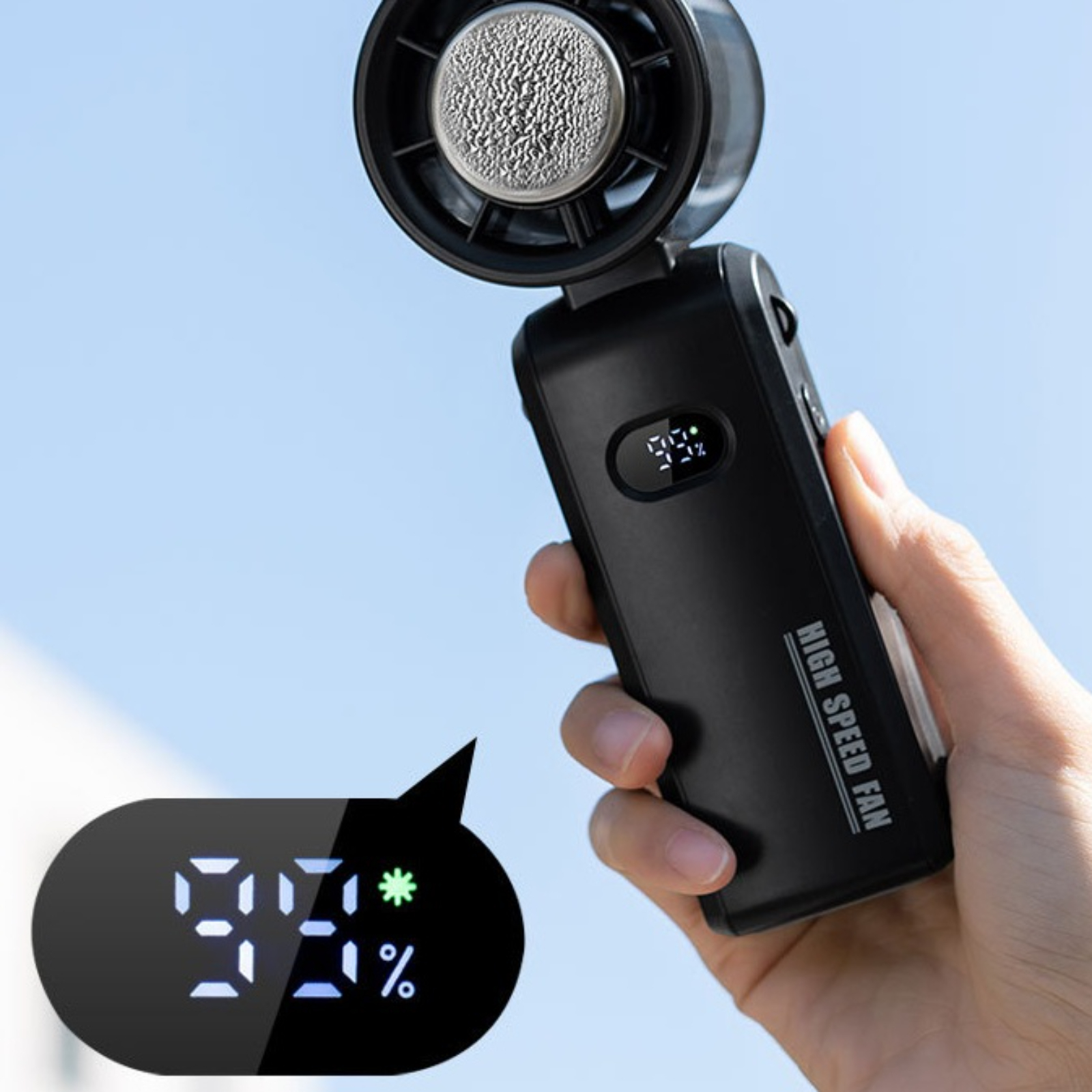 Hand, die einen schwarzen Hochgeschwindigkeitsventilator hält, der einen Prozentsatz anzeigt.
