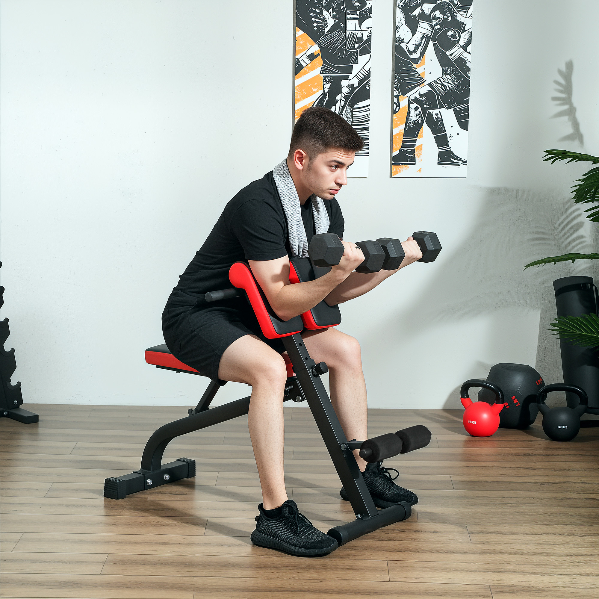 Mann, der Bizeps-Curls auf einer Hantelbank in einem Heimstudio macht.