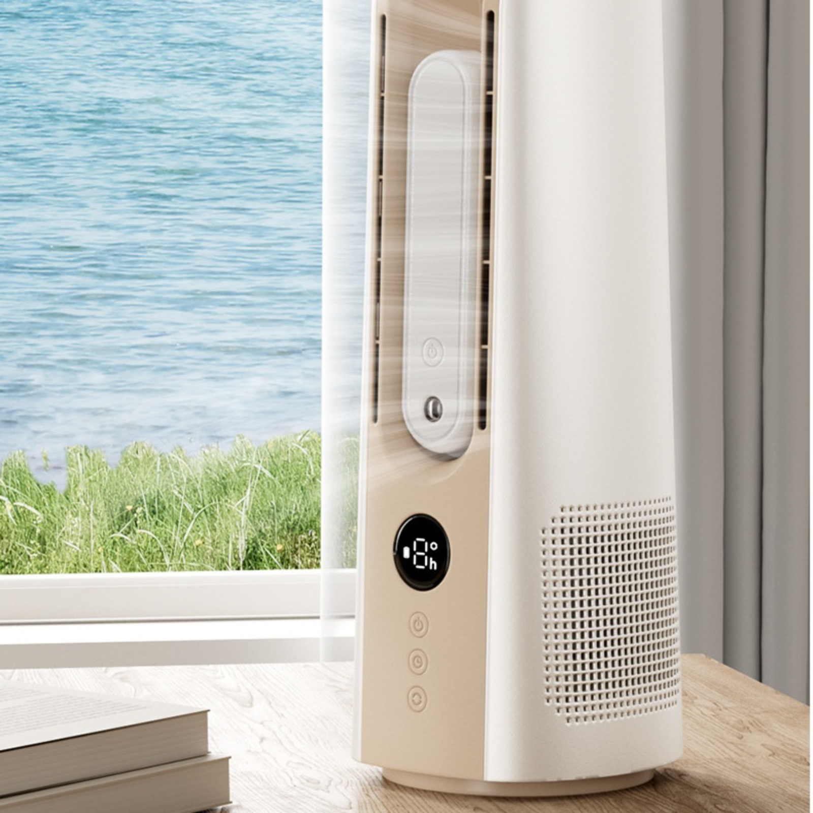 Ein beigefarbener Turmventilator mit Digitalanzeige, Knöpfen und einem Fenster mit Meerblick im Hintergrund.
