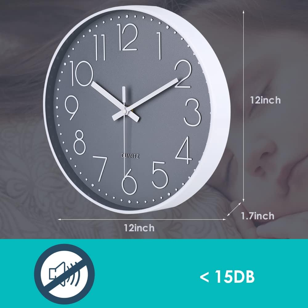 Graue und weiße Uhr, die Zeit anzeigt, mit einem Kind im Hintergrund.