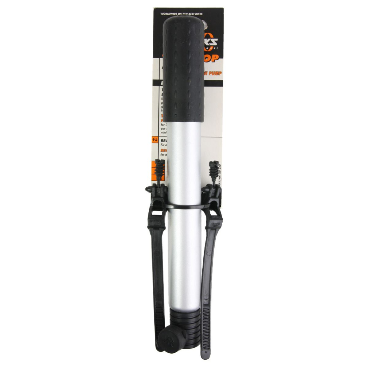 Eine silberne und schwarze Fahrradpumpe mit schwarzem Griff, auf weißem Grund.
