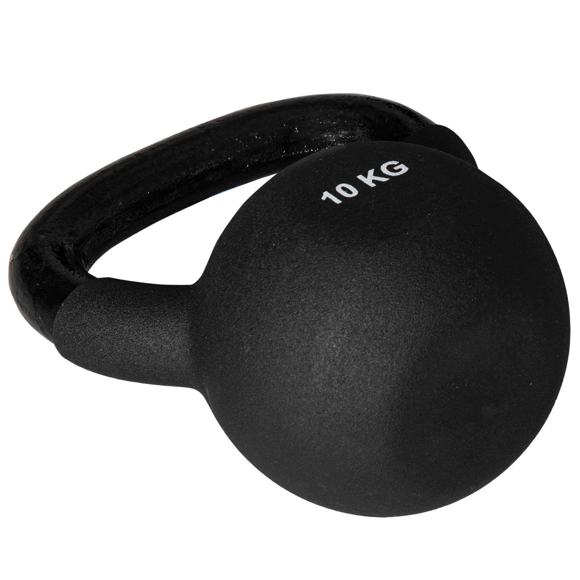 Eine schwarze 10 kg Kettlebell auf weißem Hintergrund, schräg positioniert.